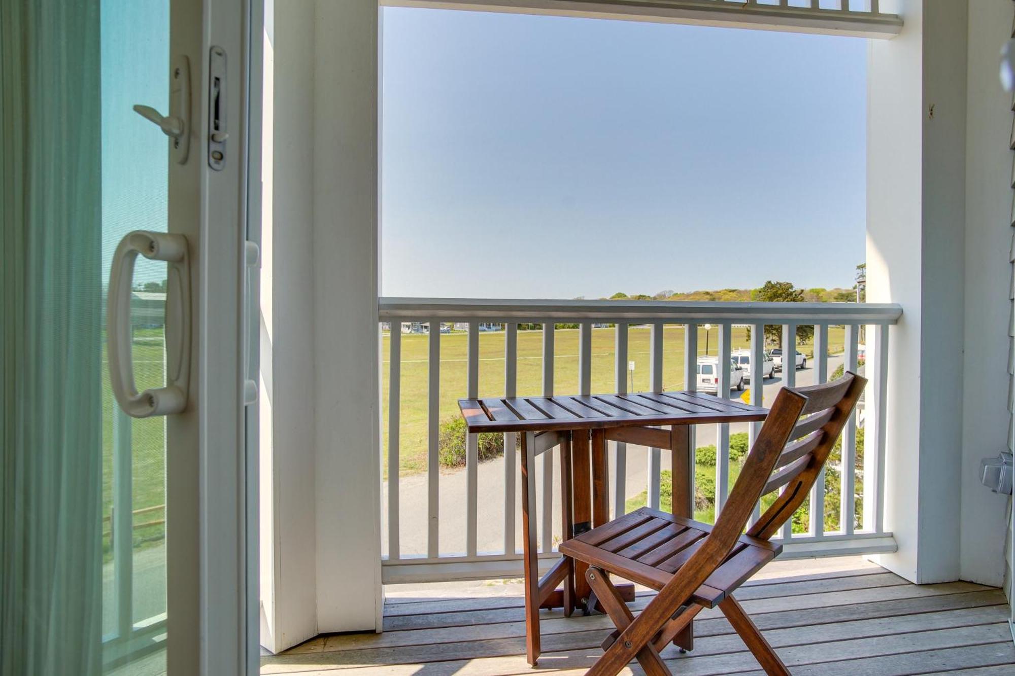 Breezy Oak Bluffs Condo - Steps To Inkwell Beach! Экстерьер фото